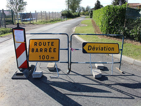 Panneaux route barrée et déviation illustrant la fermeture de la RD92 près de Saint-Gaudens