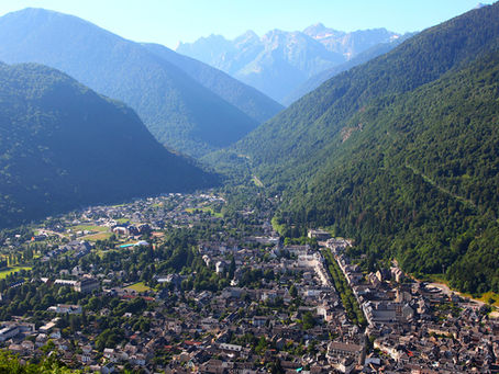 Feu de la Saint-Jean dans les Pyrénées lors d'une tradition ancestrale du Comminges.