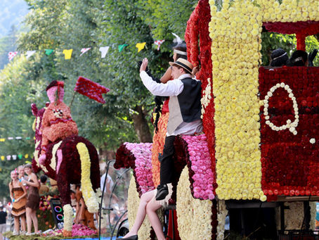 Chars fleuris lors de la Fête des Fleurs de Luchon