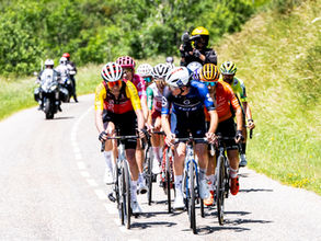 Peloton de la Route d'Occitanie CIC 2026 lors de la première étape entre Bram et Saint-Paul-Cap-de-Joux