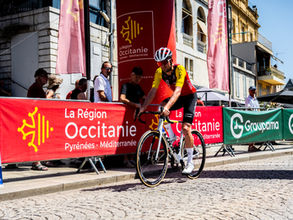 Coureur de la Route d'Occitanie CIC à l'approche d'une arrivée d'étape
