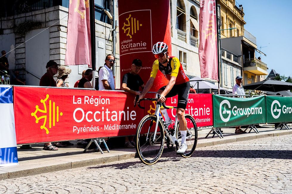 Coureur de la Route d'Occitanie CIC à l'approche d'une arrivée d'étape