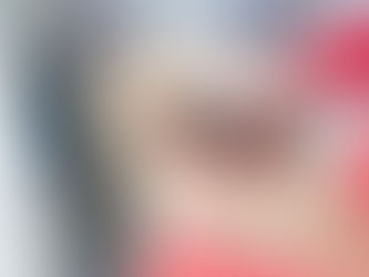 Smartphone posé sur un colis, illustration d’une arnaque au colis par SMS