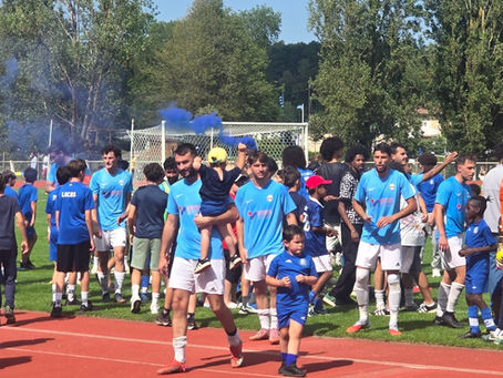 Les joueurs du Comminges Saint-Gaudens Football célèbrent leur qualification pour la finale de la Coupe d'Occitanie avec leurs supporters au stade de Sède.