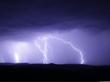 Éclairs illuminant un ciel orageux en illustration du risque d'orages localement violents attendu dans le Comminges.