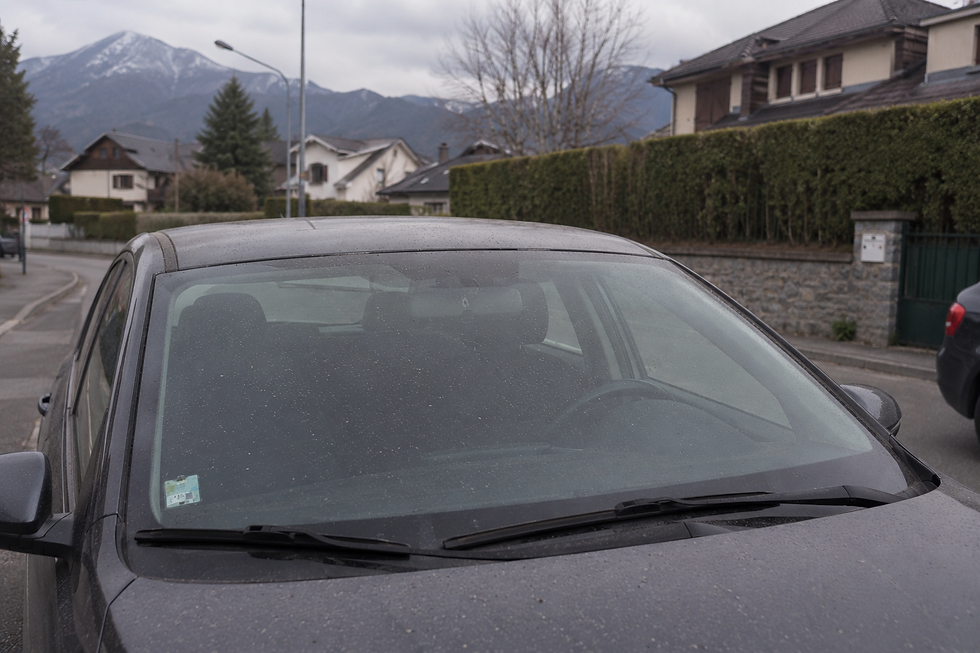 Quelques retombées de cendres sur le pare-brise d’une voiture dans les Pyrénées