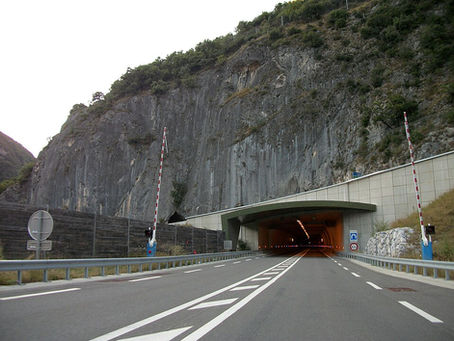 Entrée du tunnel de Saint-Béat-Lez sur la RN125