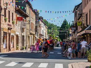 Rue décorée de fanions lors d'une fête de village en été.