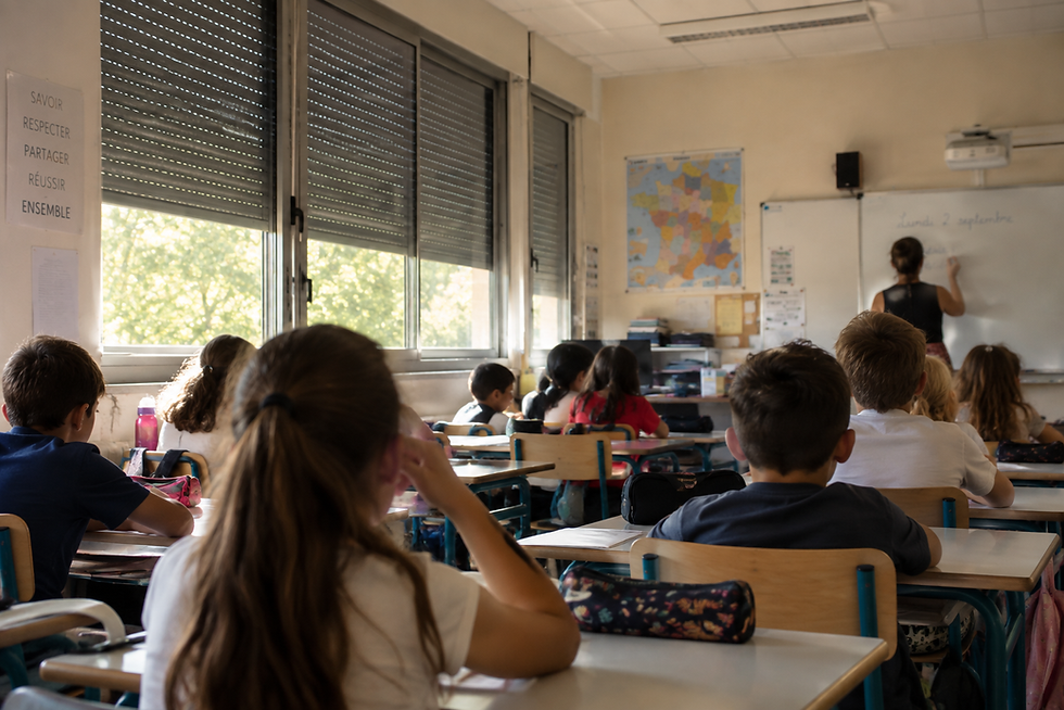 Élèves dans une salle de classe lors d’une période de fortes chaleurs
