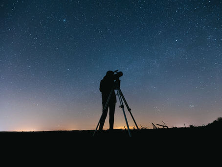 Observation du ciel étoilé au télescope lors d'une soirée d'astronomie à Montmaurin.