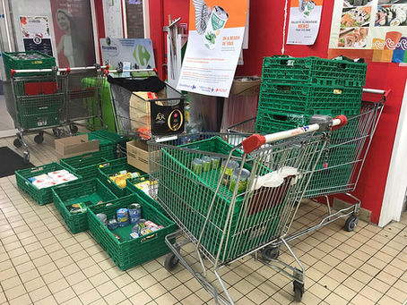 Collecte de produits de première nécessité dans un magasin Carrefour pour venir en aide aux sinistrés des incendies.