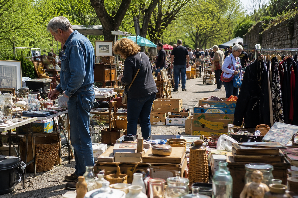 Des visiteurs parcourent les allées d'un vide-greniers en plein air, à la recherche d'objets anciens, de décoration et de bonnes affaires dans une ambiance conviviale.