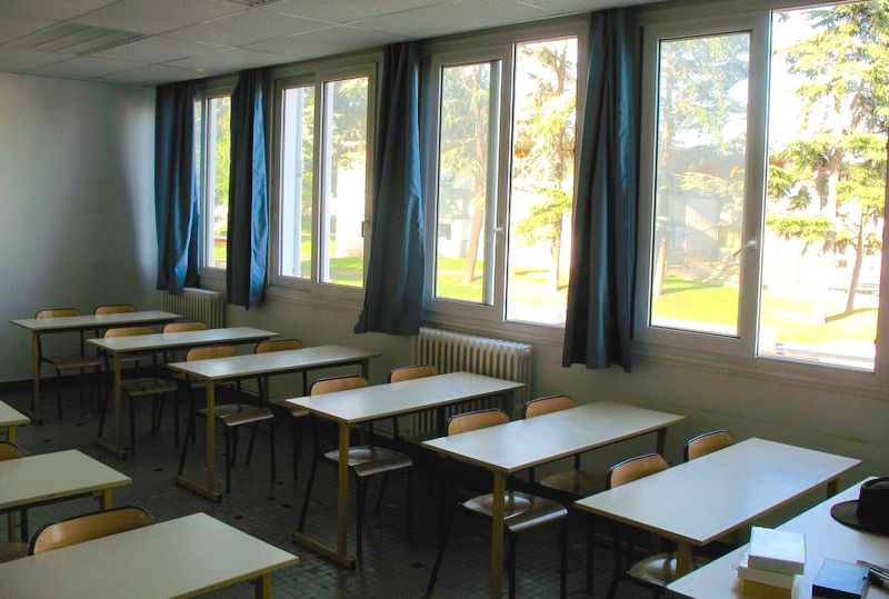 Salle de classe vide illustrant la suspension des cours au lycée Casteret de Saint-Gaudens