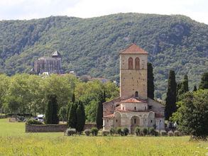 Paysage du Comminges sous un ciel bleu en Haute-Garonne.