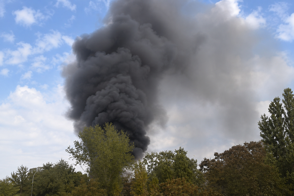 Important panache de fumée noire provoqué par l’incendie d’un poids lourd sur le périphérique de Toulouse