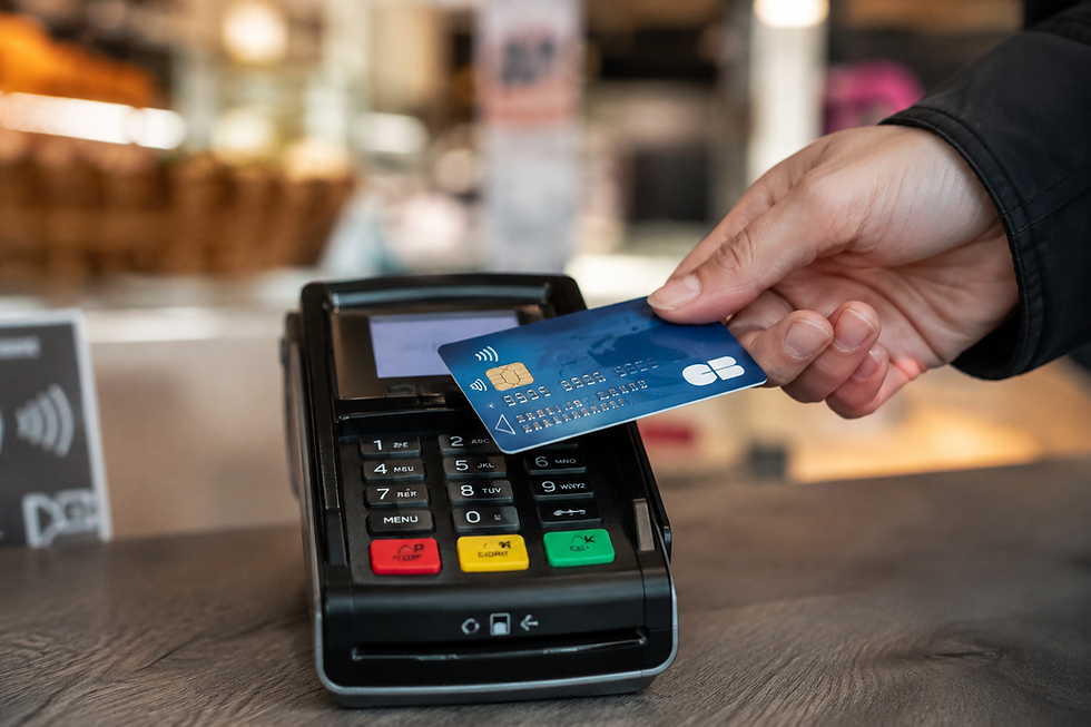 Carte bancaire utilisée sur un terminal de paiement, illustration d’une arnaque bancaire