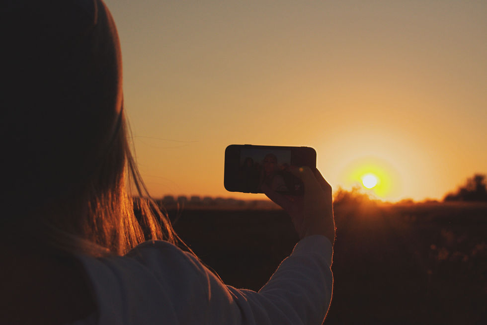 Personne photographiant le Soleil avec un smartphone