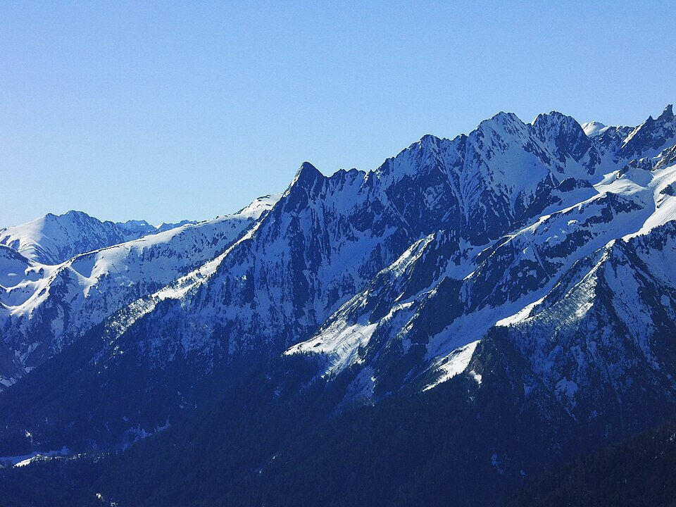 Vue sur les montagnes des Pyrénées depuis Luchon-Superbagnères en période estivale