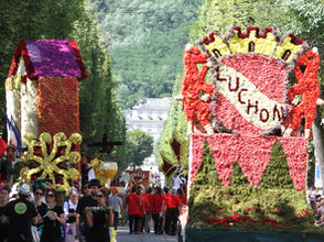 Défilé de chars fleuris lors de la Fête des Fleurs à Luchon