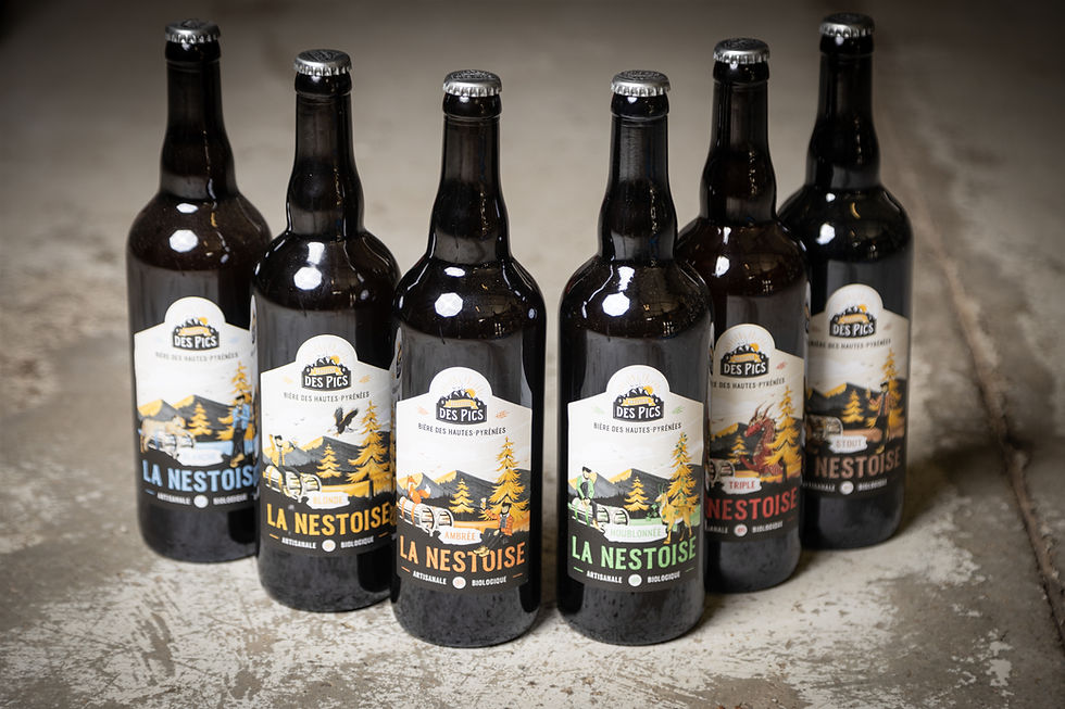 Les différentes références de la gamme La Nestoise produites par la Brasserie des Pics, brasserie artisanale située à Saint-Laurent-de-Neste dans les Hautes-Pyrénées.