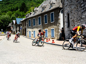 Route d'Occitanie CIC 2026 : des coureurs en action lors de l'étape de montagne entre Loures-Barousse et Loudenvielle.
