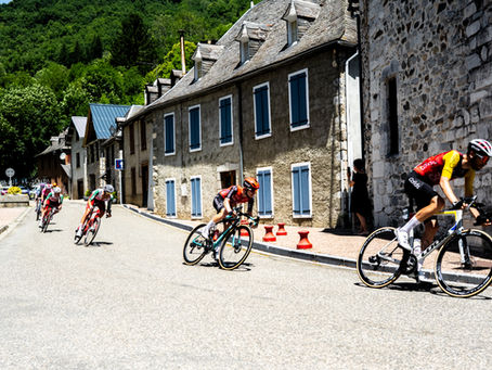 Route d'Occitanie CIC 2026 : des coureurs en action lors de l'étape de montagne entre Loures-Barousse et Loudenvielle.