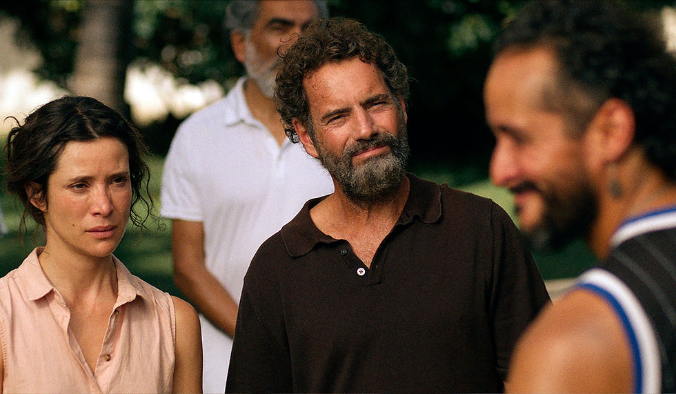 Lançado nos cinemas brasileiros em fevereiro de 2026, Zafari (2025) é o longa-metragem de Mariana Rondón que apresenta, através de uma alegoria do regime ditatorial da Venezuela, a atroz realidade de uma família de classe média que é vizinha ao zoológico de Caracas