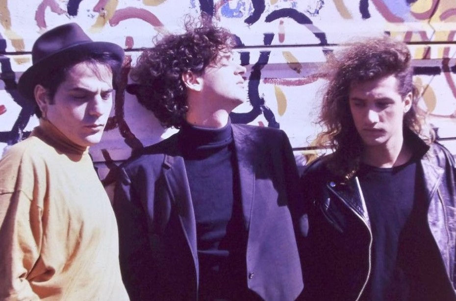 Um dos principais sucessos do Soda Stereo, principal banda de rock da Argentina, a música En La Ciudad de La Furia retrata as angústias e a melancolia de quem vive nas cidades grandes