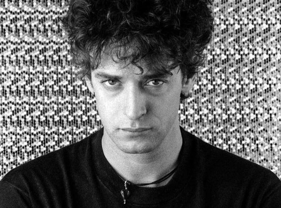 Compositor de En La Ciudad de La Furia, Gustavo Cerati foi vocalista, guitarrista e líder do Soda Stereo, banda argentina de Rock que fez muito sucesso entre as décadas de 1980 e 1990