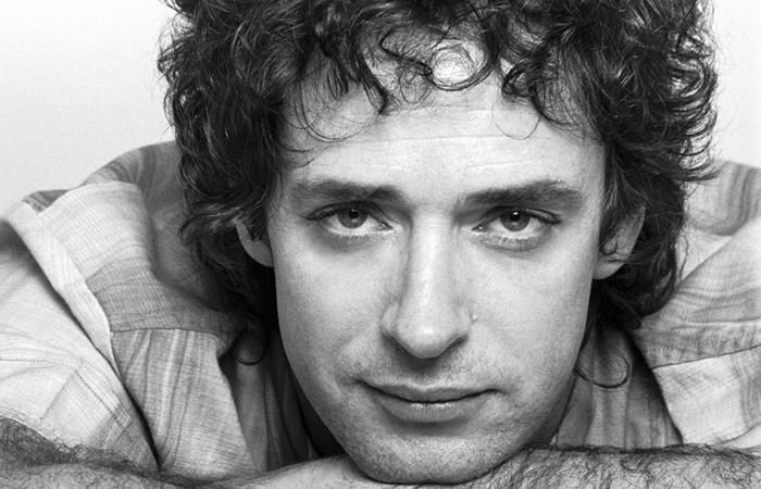 Compositor de En La Ciudad de La Furia, Gustavo Cerati foi vocalista, guitarrista e líder do Soda Stereo, banda argentina de Rock que fez muito sucesso entre as décadas de 1980 e 1990