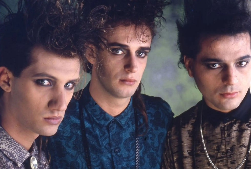 Uma das principais criações de Gustavo Cerati, compositor, vocalista e guitarrista argentino da banda Soda Stereo, En La Ciudad de La Furia é considerada uma das principais músicas do Rock em língua espanhola