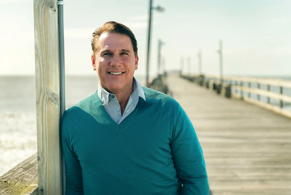Romancista best-seller com vários títulos adaptados para o cinema, Nicholas Sparks é autor do livro Uma Curva na Estrada, sua quinta publicação ficcional
