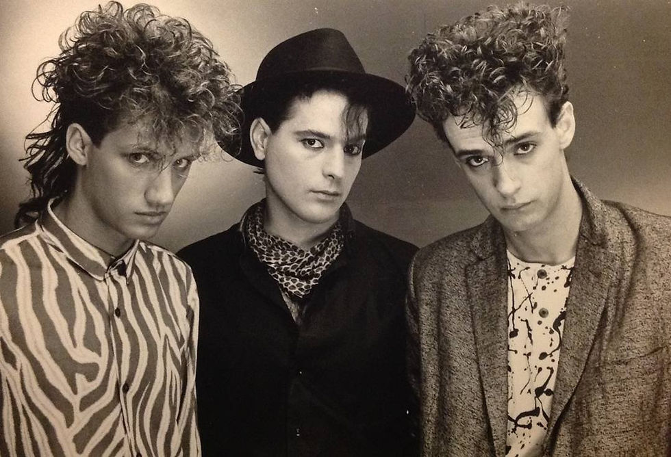 Um dos principais sucessos do Soda Stereo, principal banda de rock da Argentina, a música En La Ciudad de La Furia retrata as angústias e a melancolia de quem vive nas cidades grandes