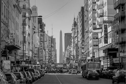 Criada em 1988 por Gustavo Cerati e lançada no álbum Doble Vida, o quarto disco do Soda Stereo, En La Ciudad de La Furia é a música que se transformou em um dos hinos informais de Buenos Aires