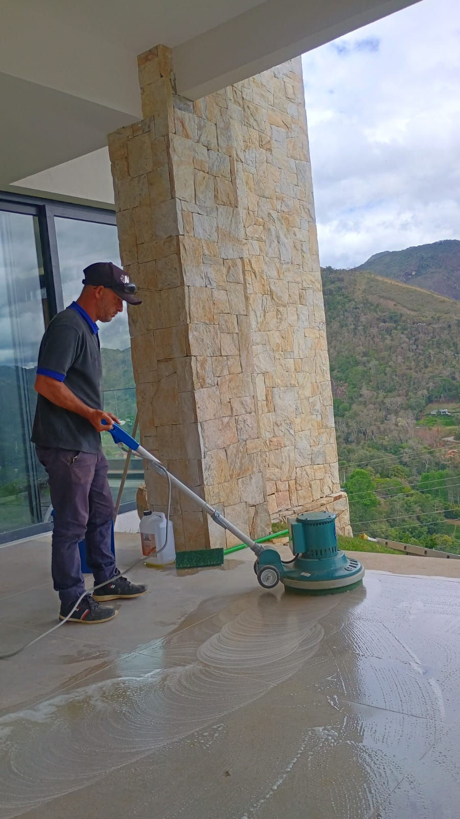floor-cleaning-CpihgX2o.jpg