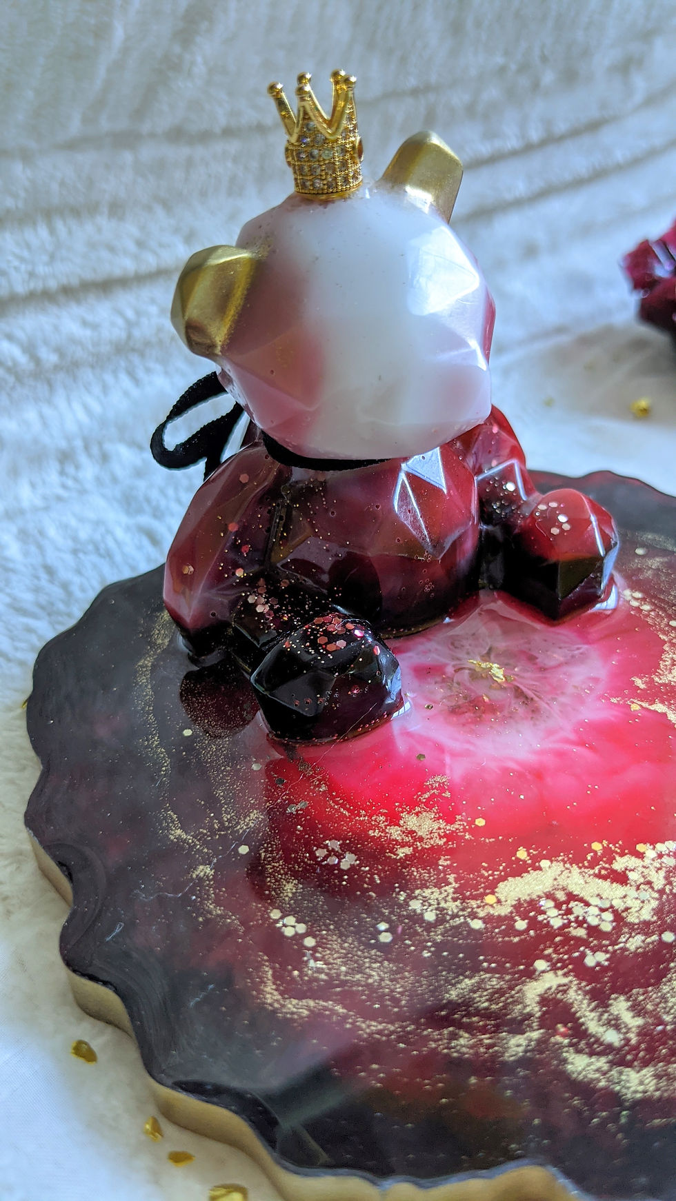 Thumbnail: Garnet red bear resin phone stand