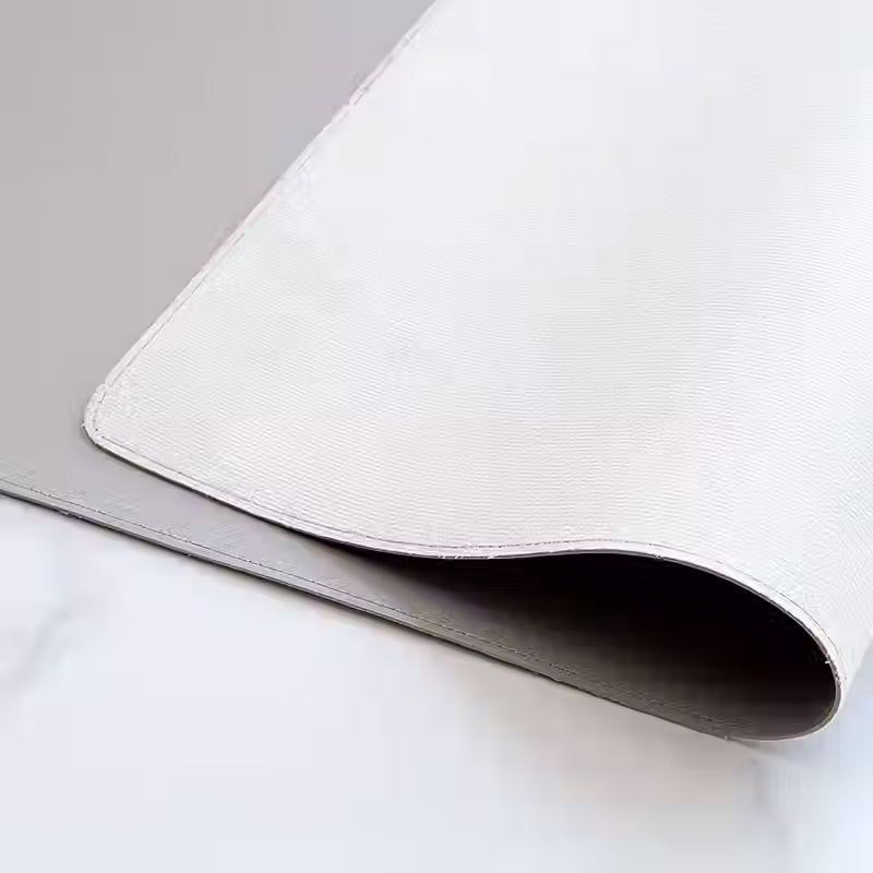 Miniature : Tapis de souris surdimensionné en similicuir avec détails cousus.