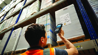 mc3300-gun-long-range-scan-warehouse-c13802_2-web-72dpi.jpeg