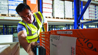mc3300-45-degree-scan-warehouse-c13716-2-v2-web-72dpi.jpeg