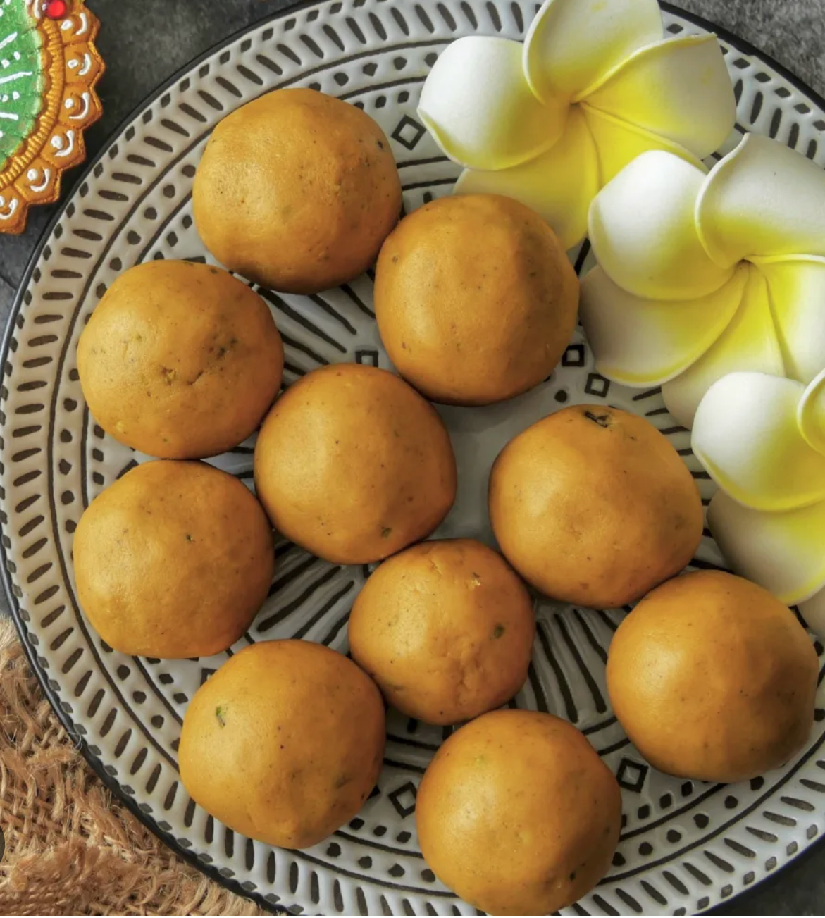 Besan Laddu (बेसन लाडू / बेसन लड्डू)