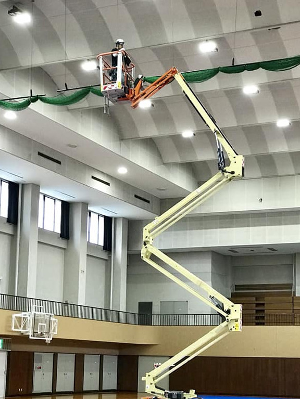 狭所特殊リフトを使った体育館内照明施工の写真