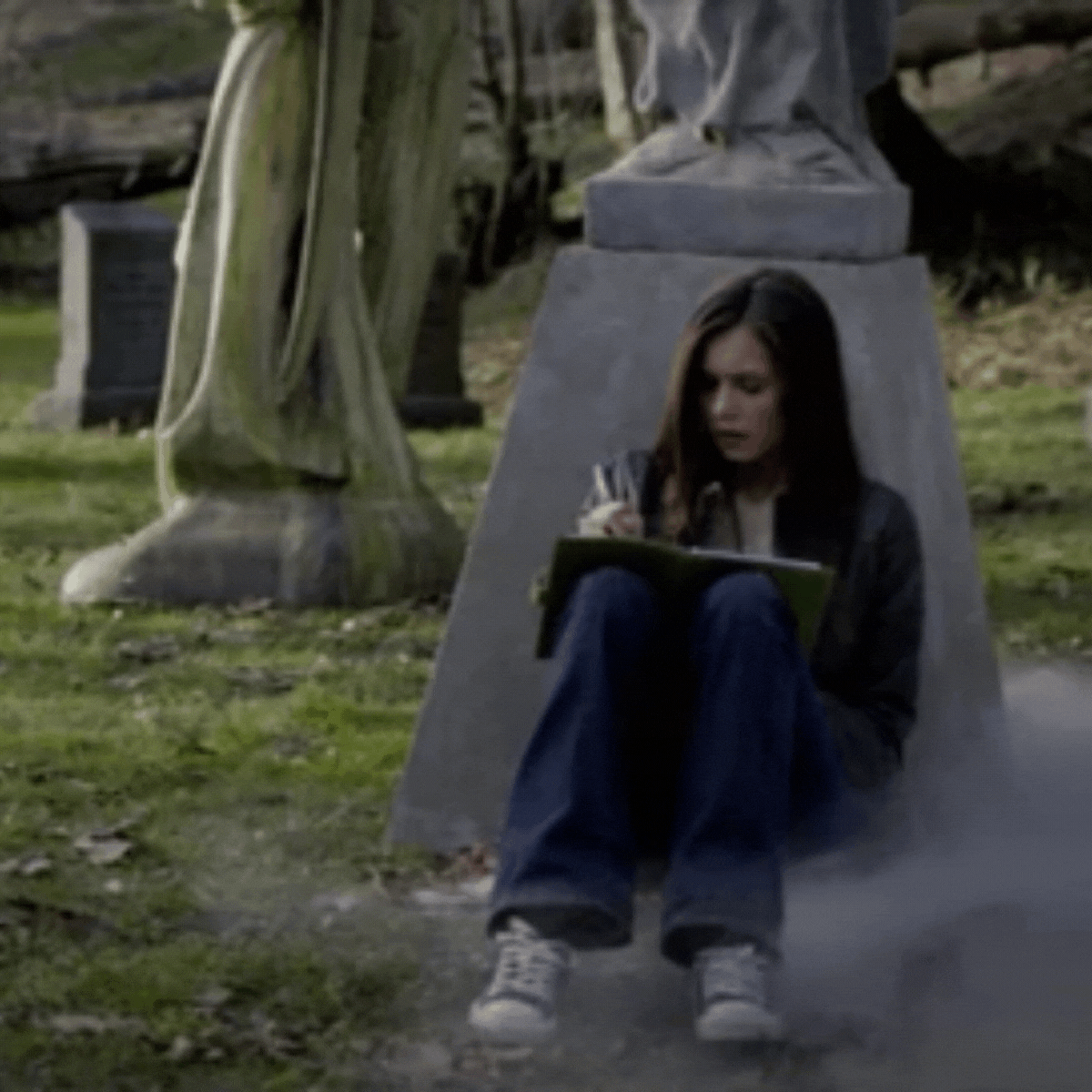 Chica escribiendo en un cementerio