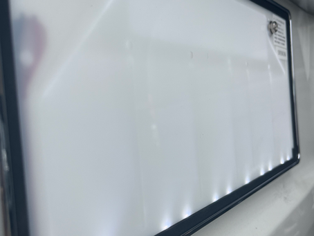 ハイエースに字光式ナンバーの取り付けを行いました!