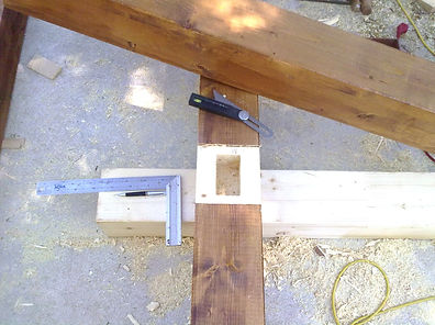 Acha y Polea. Carpintería en Sierra de Guadarrama. Trabajos en madera. Artesanía. Soluciones en madera