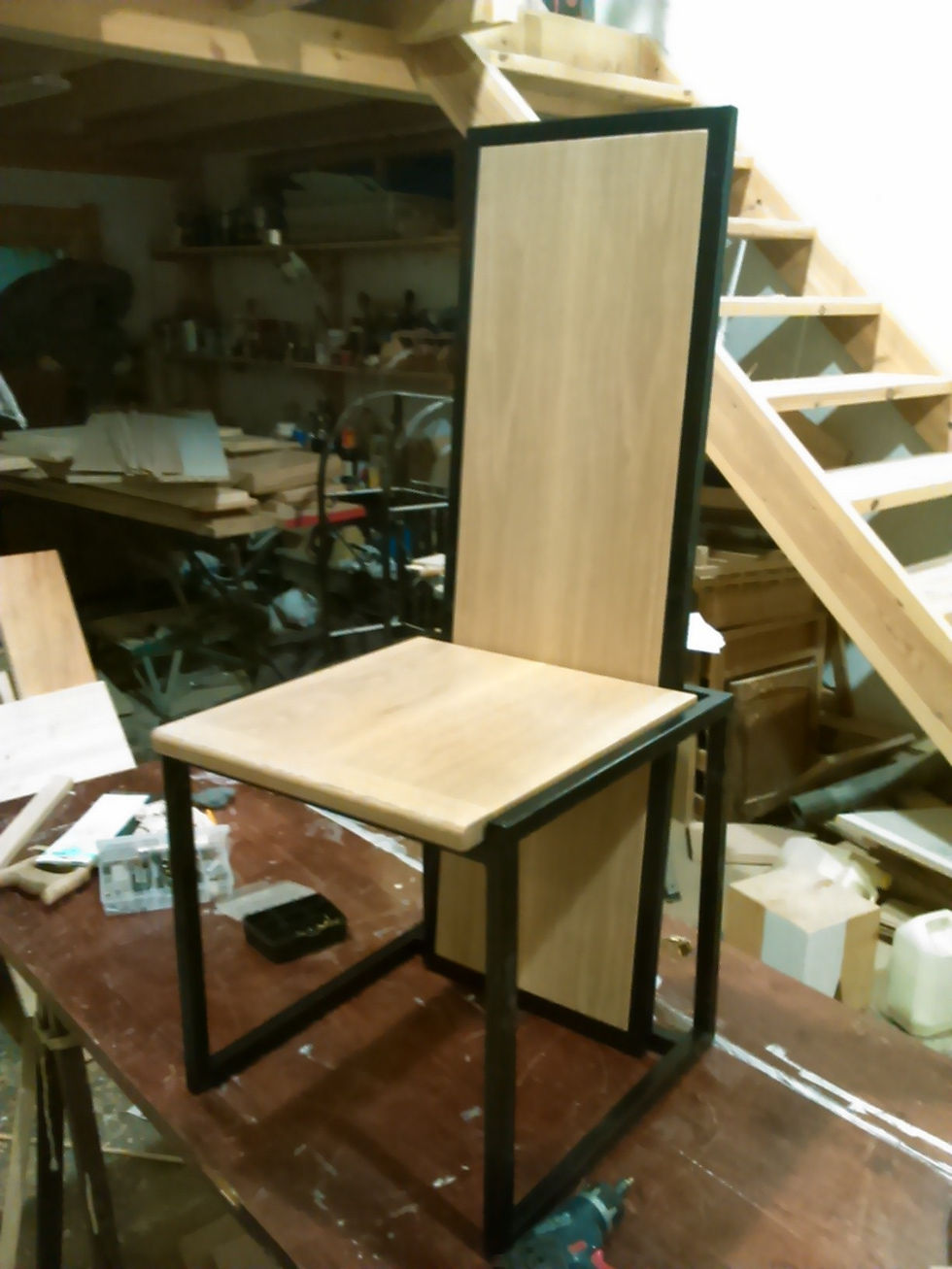 Silla de roble y acero
