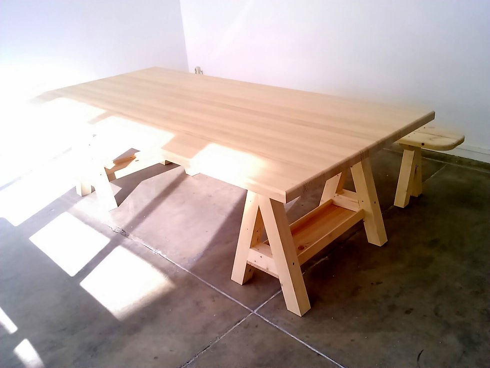 Mesa sobre caballetes con estantes. 74x200x120 (2)