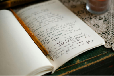Ein offenes Buch mit einem handschriftlichen Tagebucheintrag