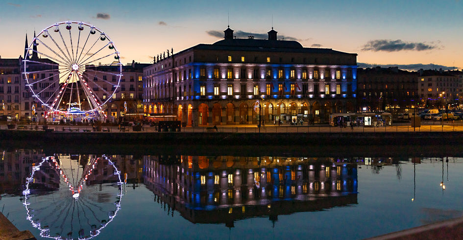 Parfaite reflection sur l'eau au coucher du soleil - Animation de Noël.