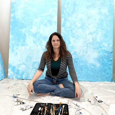 Isabelle Bouchard artiste peintre contemporaine IB dans son atelier avec des toiles de grand format en création