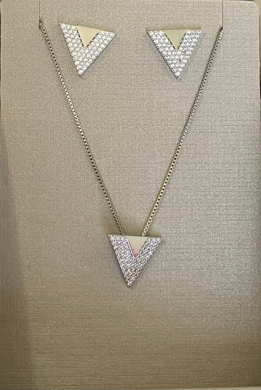 Colar conjunto inspiração V cravejado ródio